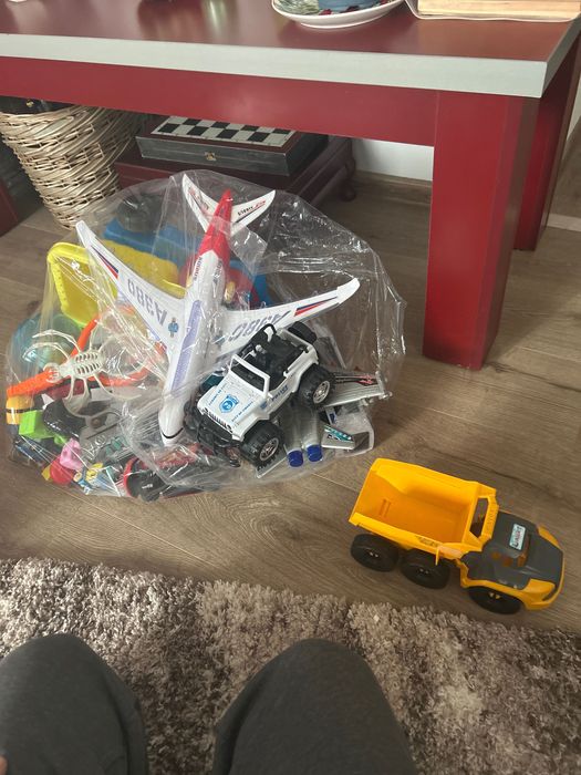 Avioane,mașini, trenulețe, pistol de jucărie cu lumini și zgomot