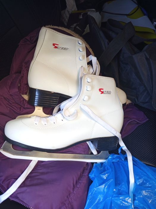 Продам коньки женские произ-во Россия .кожаные.