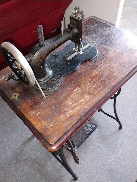 Vând mașină de cusut Singer99eur