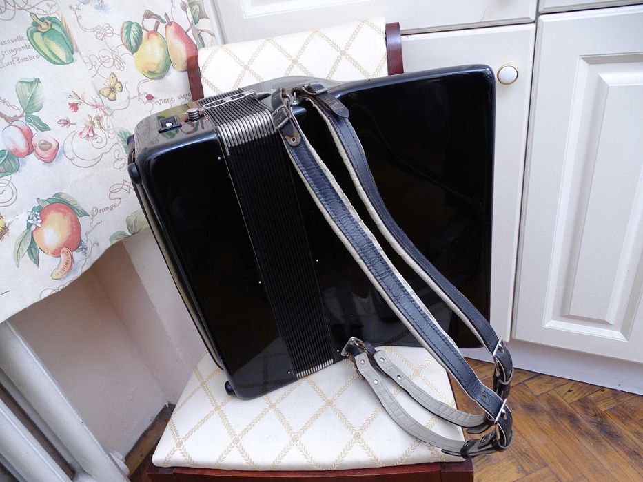 Много запазен стар акордеон Велтмайстер 60 баса