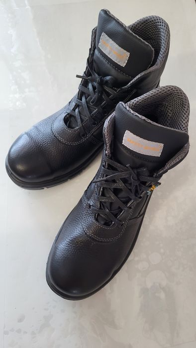 Специальная ботинка для работы