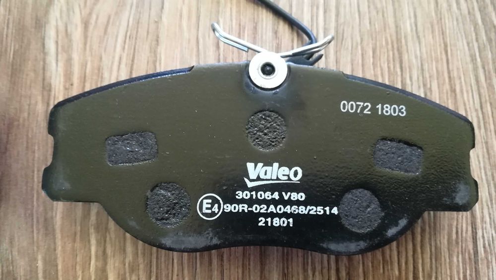 Комплект спирачни накладки VALEO 301064