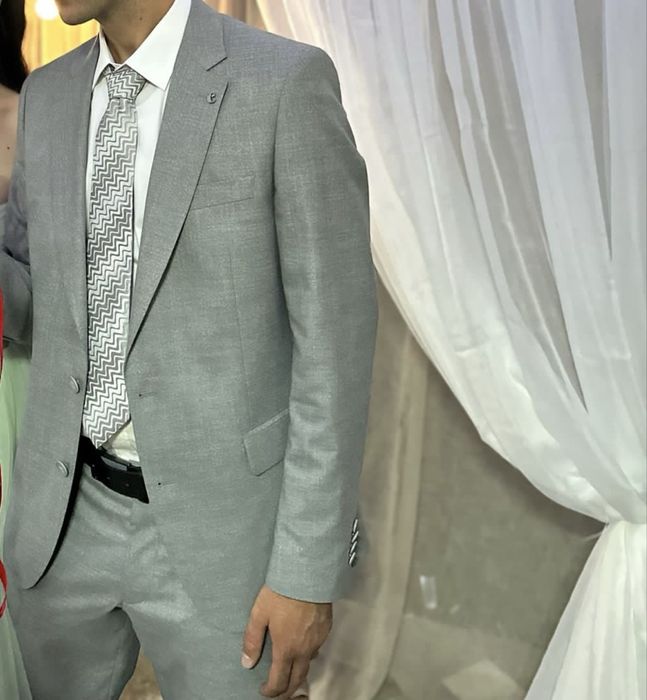 мъжки сив костюм