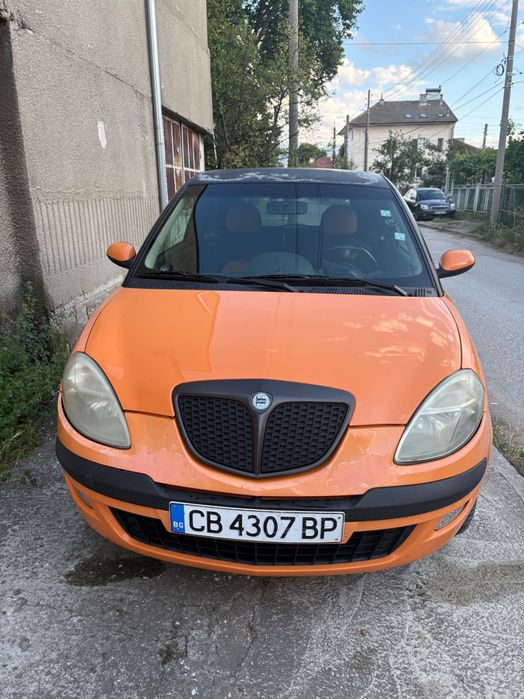 Автомобил Lancia Ypsilon