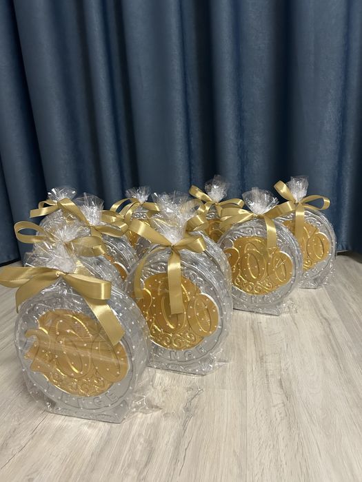 Продаю копилки номиналом 200 , 100 тенге из гипса.