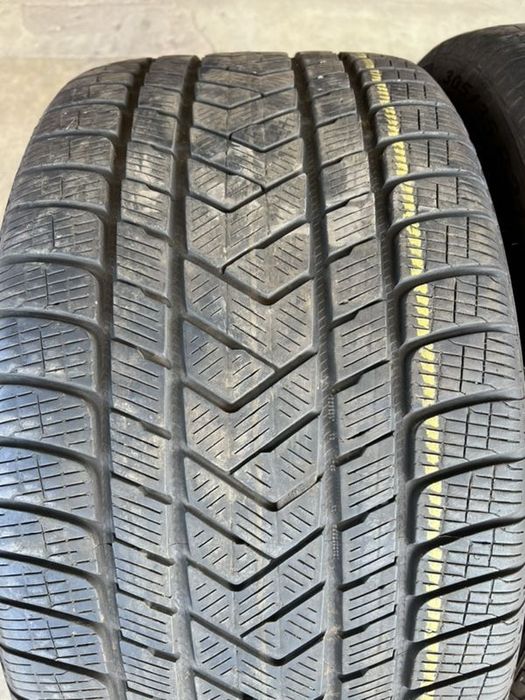 vând 2 anvelope 305/35/21 Pirelli de iarnă la 6mm