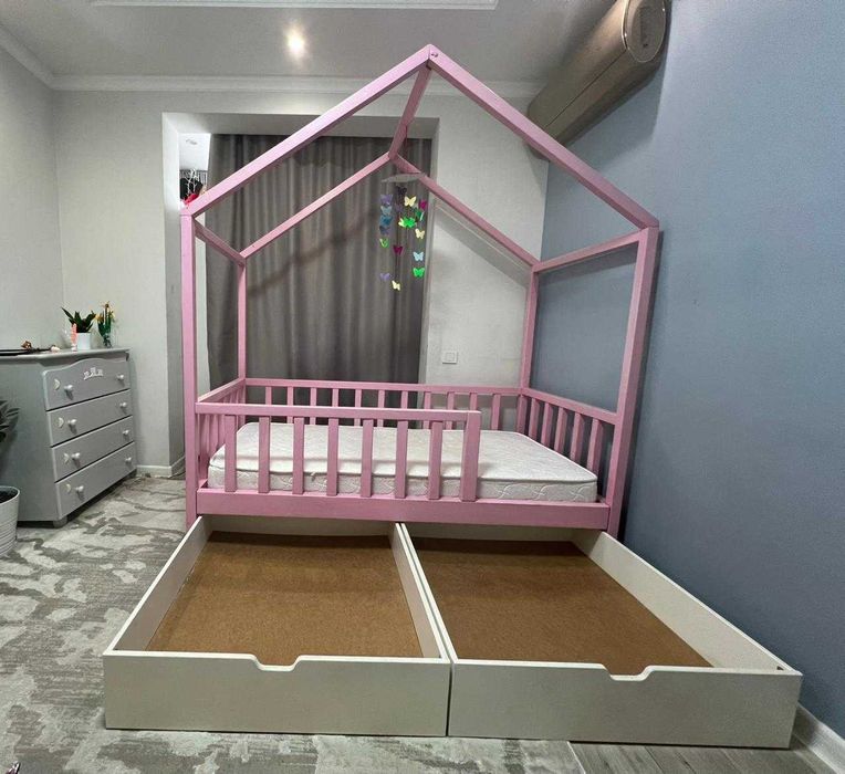 Детская кровать в форме домика