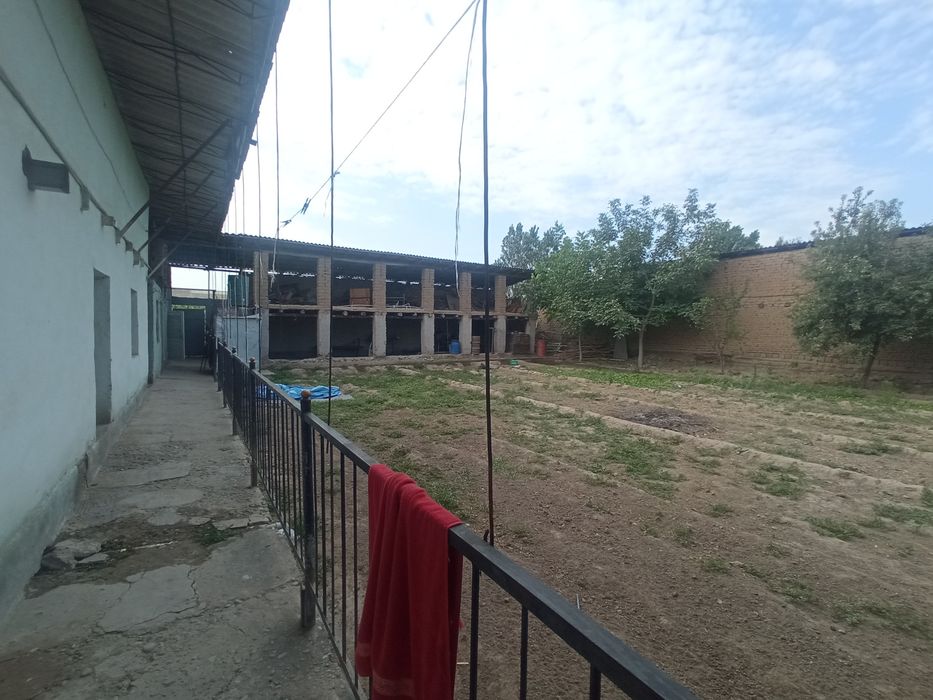 Yangi xayot gulzorda yer sotilad srochniyi 4 sotix 14 000$ mingdan 1 s