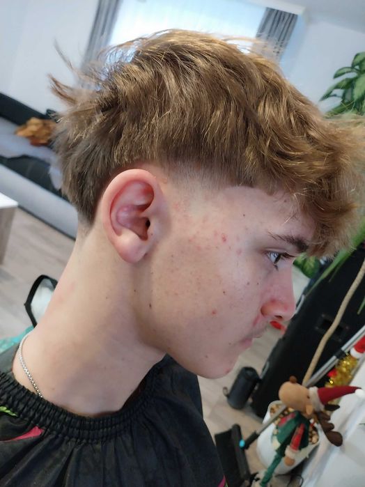 Salut!Caut loc de munca in domeniul frizeriei