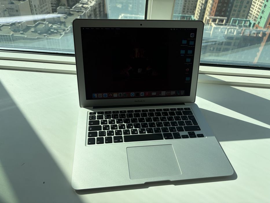 Продам MacBook Air 13" (2017) — 8GB RAM / Intel i5