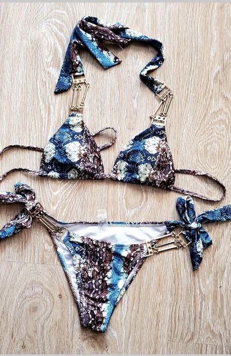 Бански различни и Парео дантела .