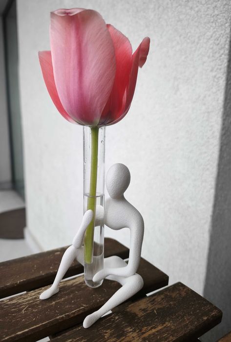 Statuetă vază abstractă cu eprubetă