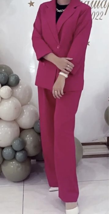 Продаю женский брючный костюм