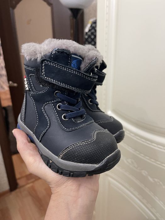 Продам детские ботинки зимние