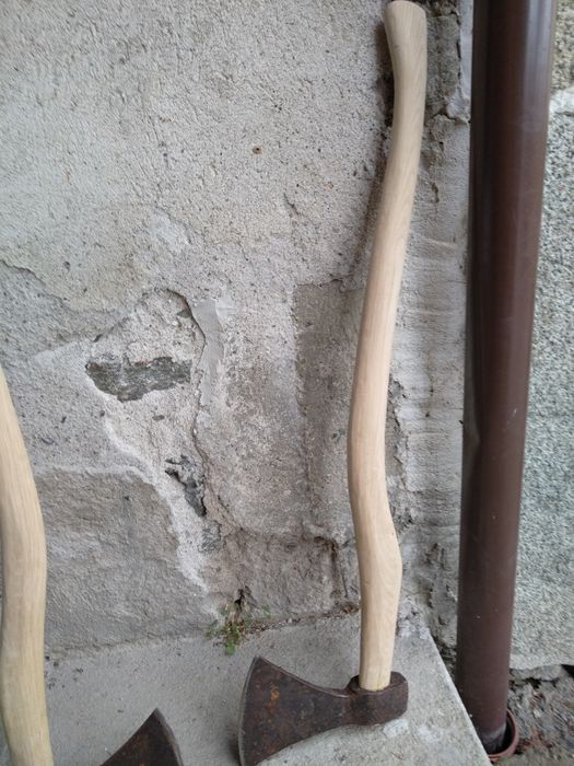 Продавам две антикварни огромни брадви Франция 19-ти век