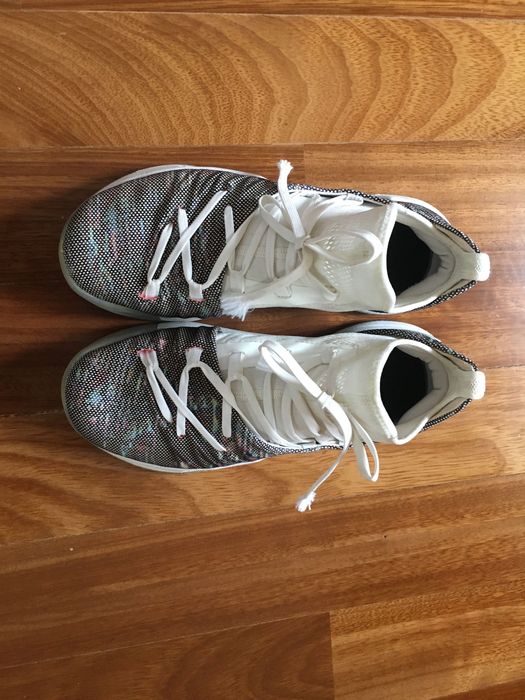 Adidasi Baschet, Curry 5, ca noi