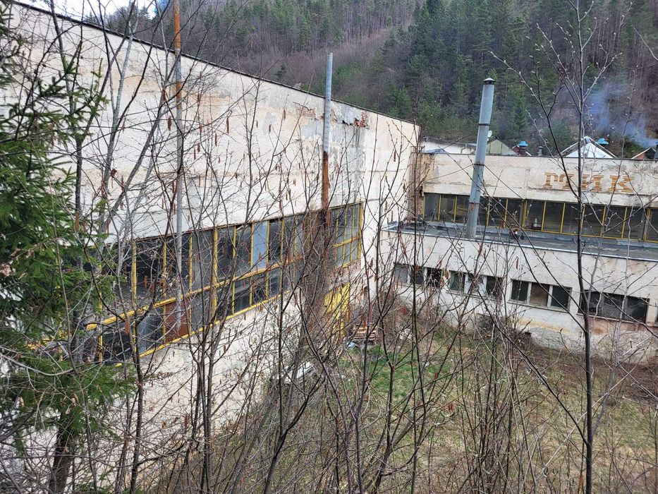 Продава се Промишлена сграда в Смолян, Промишлена зона - Север - 4400 кв.м за 69 €/кв.м - Снимка #1