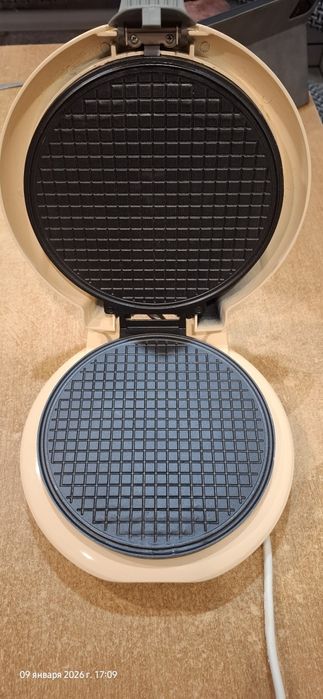 Продаю электровафельницу.