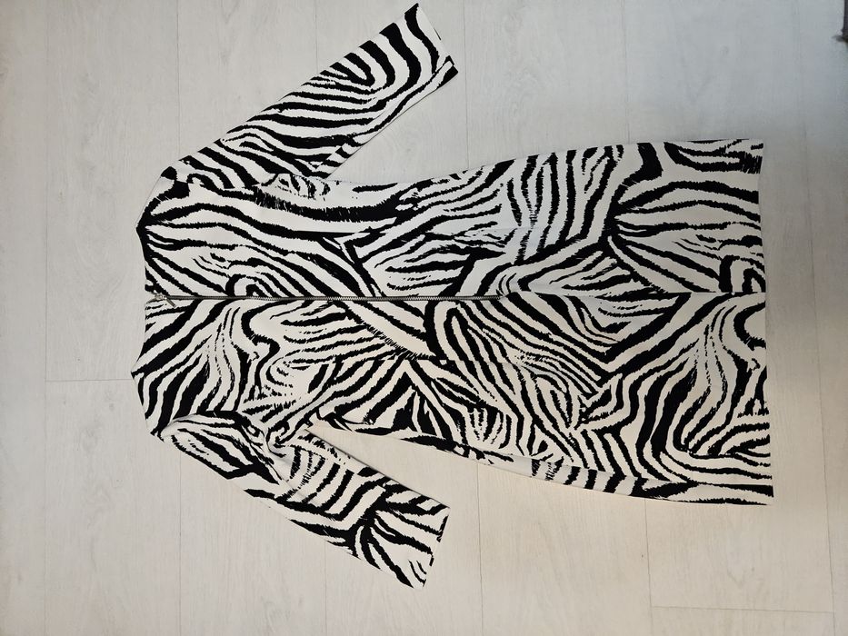 Rochie scurtă cu mâneci trei-sferturi