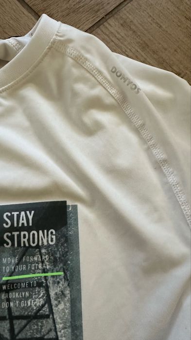 Бяла тениска от материя против изпотяване