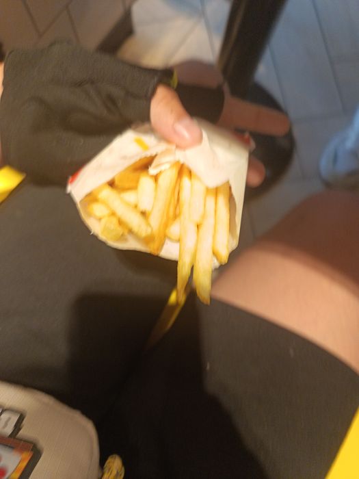 Vând cartofi de la McDonald's calzi cu semnătura lui Mr best și care a pus mâna John Cena