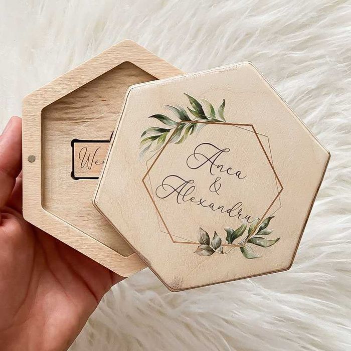 Cutie din lemn hexagonală pentru stick usb