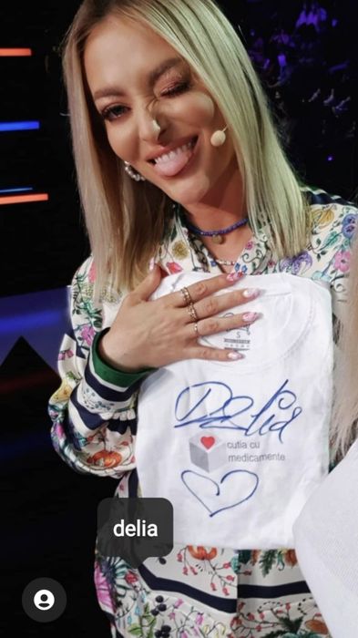 Șapcă piele purtată de Delia + tricou semnat