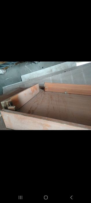 Стол среднего размера