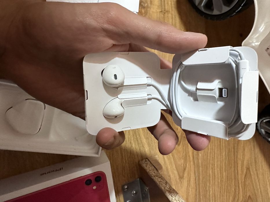 Орегинальный айфон наушник и зарядка