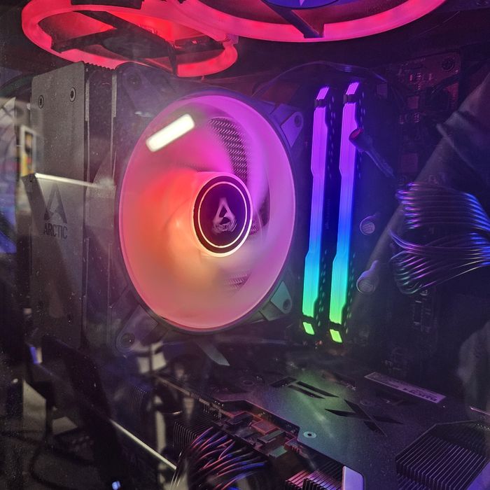 Vand calculator GAMING cu R5 5600 si Rx 6700xt 12Gb