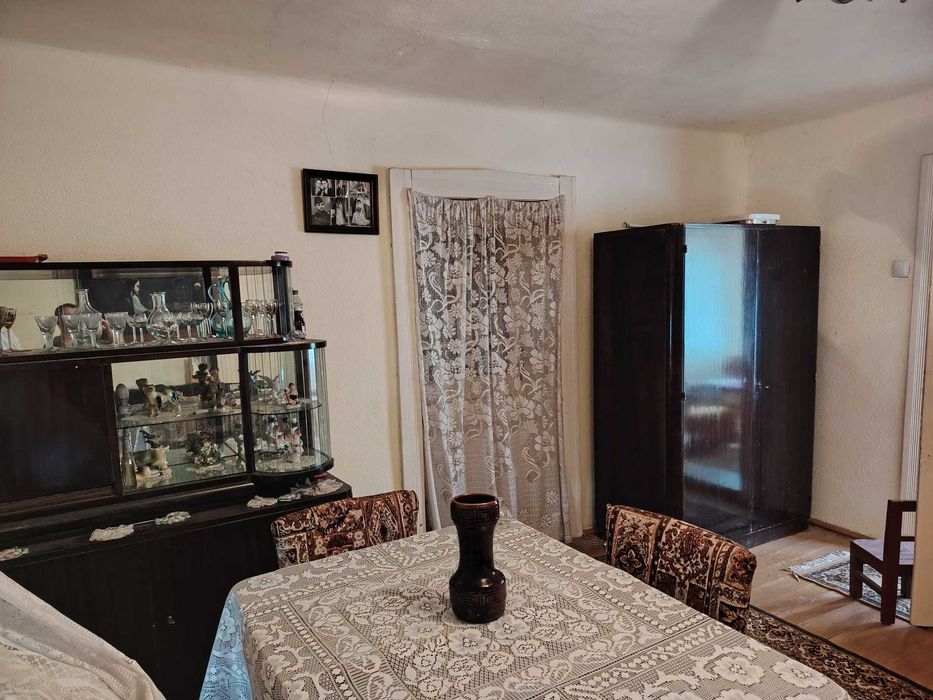 Casa 2 camere, baie, bucatrie - casa se vinde cu anexe gospodaresti si teren de 5000 mp, livada pruni, fanete, teren arabil