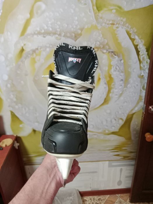 Продам хоккейные коньки б/у.
