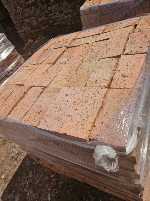 Кирпичи  красный