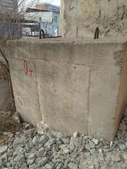 Противовес, бетонный блок.