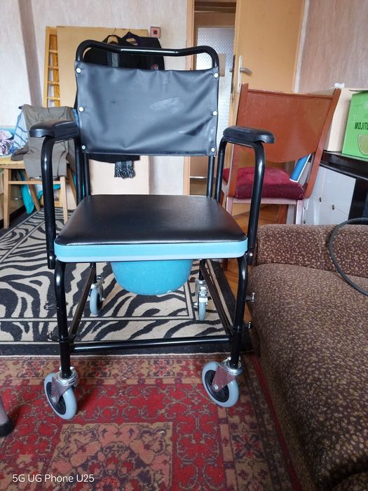 Тоалетен стол  с колелца