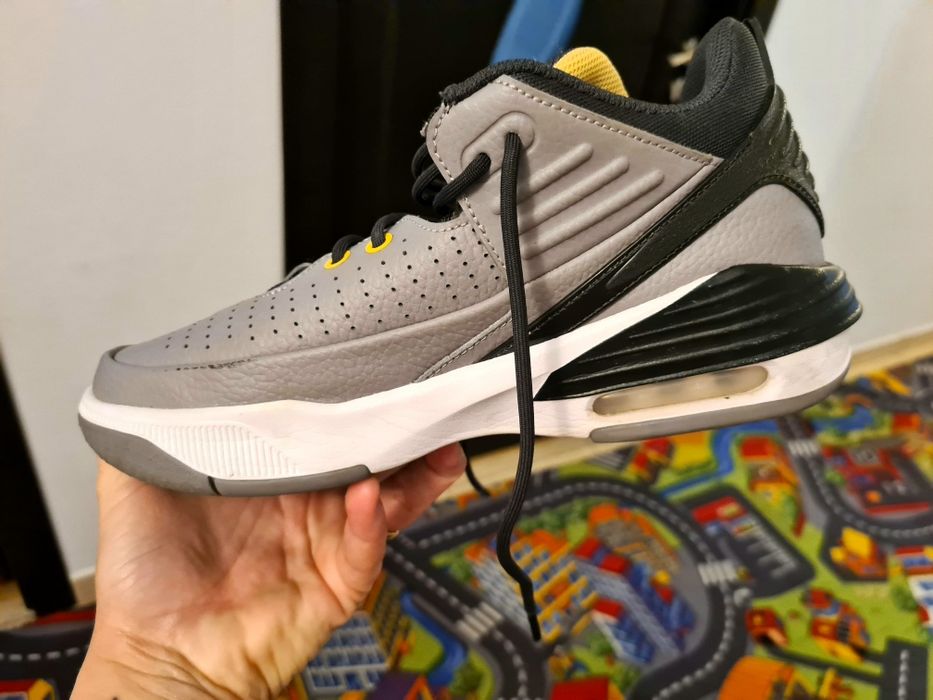 Vând sacou Tommy hilfiger s  geaca versace s  și adidași puma