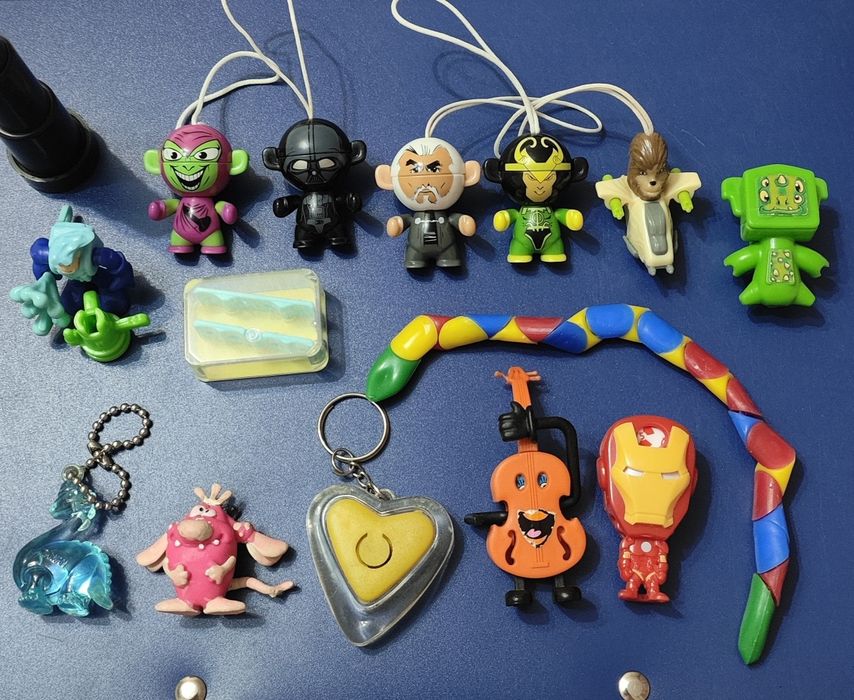 Продам игрушки Киндер сюрприз и др.