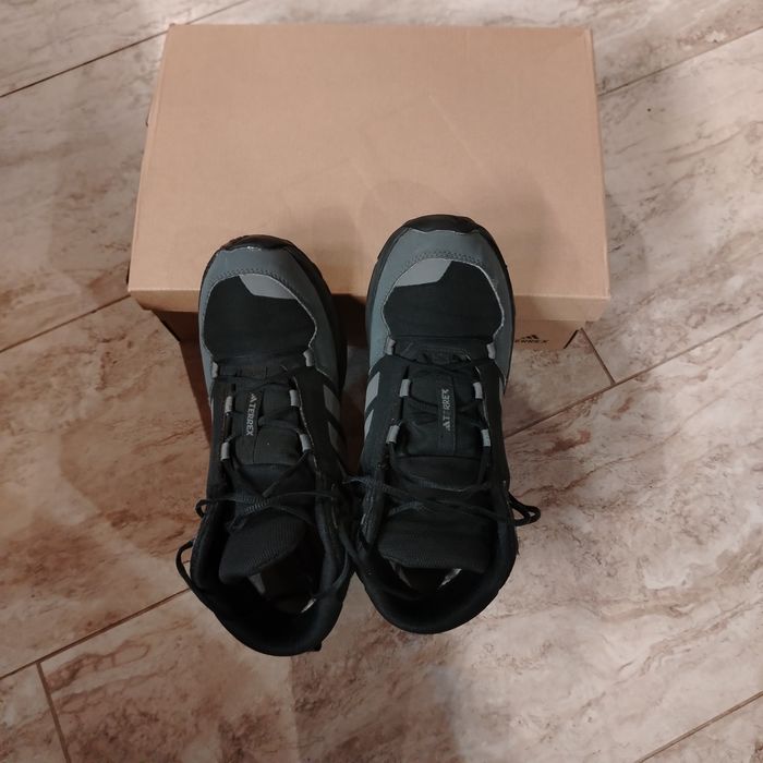 Продавам зимни обувки Adidas Terrex