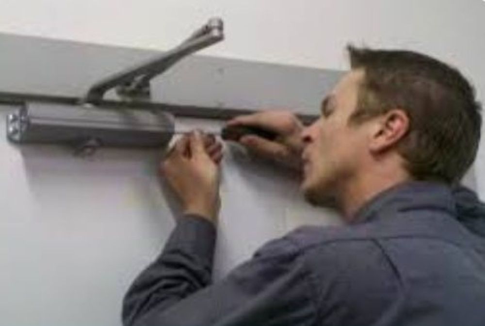 Не дорого. Установка дверных доводчиков. Документы