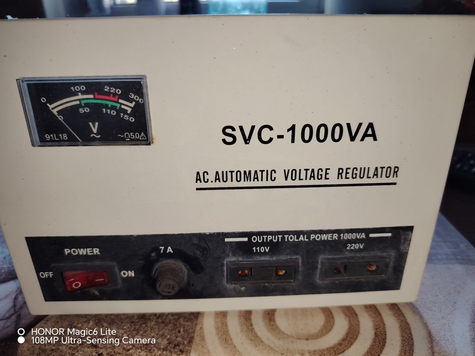 Regulator 110v-220v cu servomotor SVC 1000VA