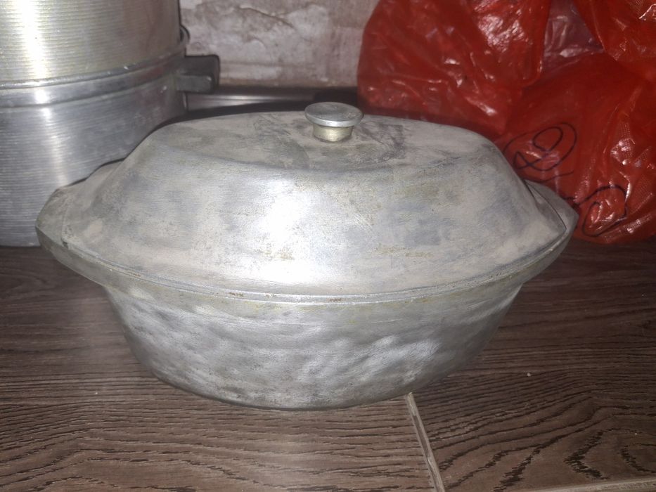 Продам чугунные кастрюли утятница