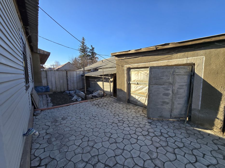 Продаётся 4-комнатный дом в центре города