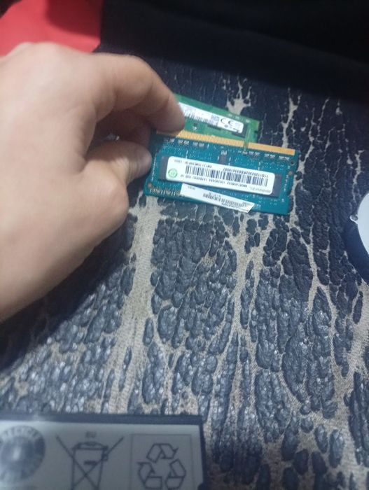 Vând piese de laptop nu vine prin courier venit la poarta