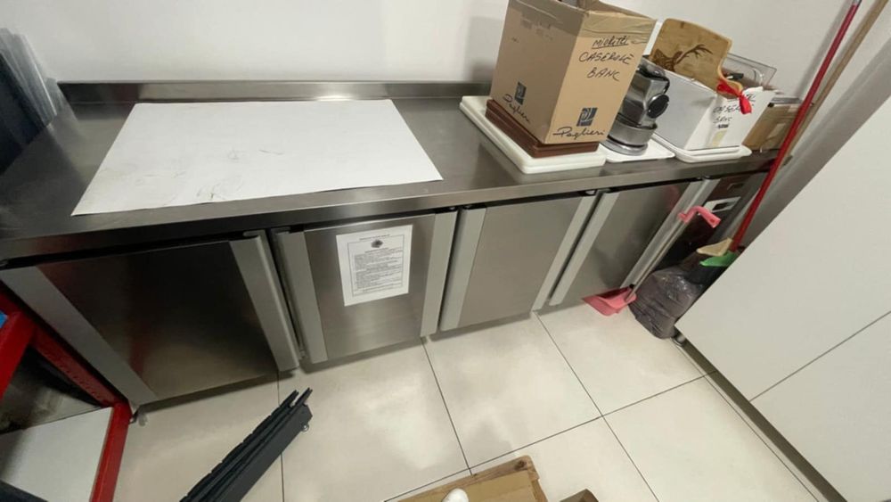 Vând vitrine de mezeluri