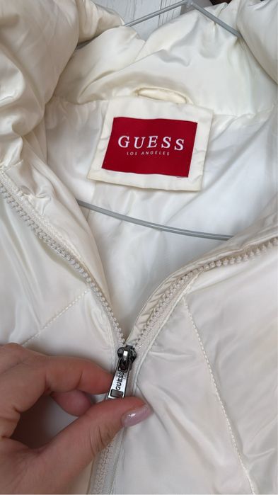 Бяло яке Guess с коланче и пух