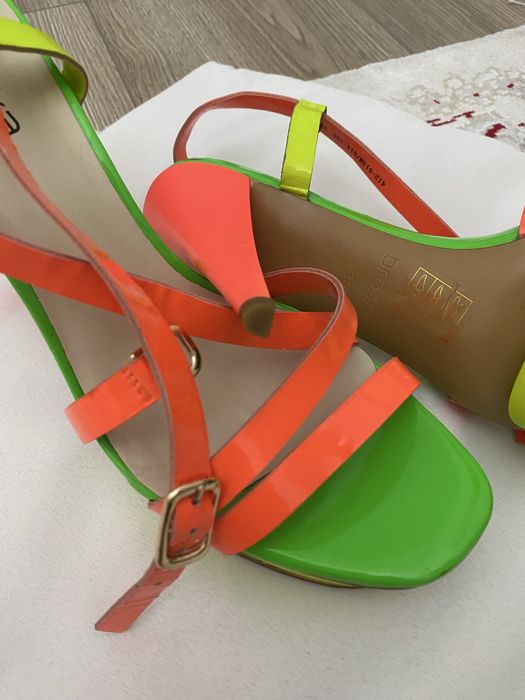 Босоножки Braska неоновые 39