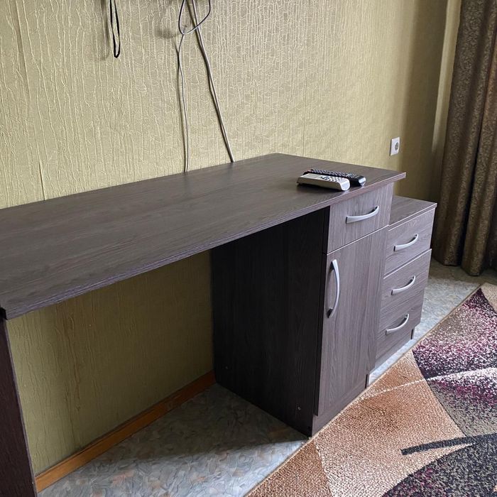 Компьютерный письменный стол с тумбой