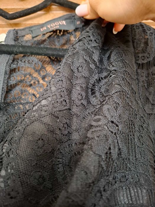 Дантелена черна рокля за повод