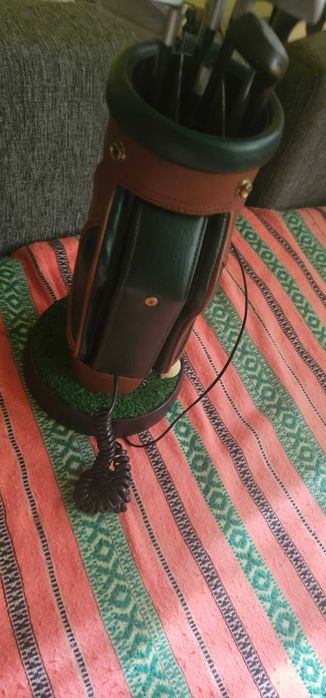 Telefon vintage cu crose de golf, geantă de golf,