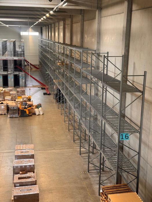 Oferim sub vânzare o cantitate mare de rafturi galvanizate